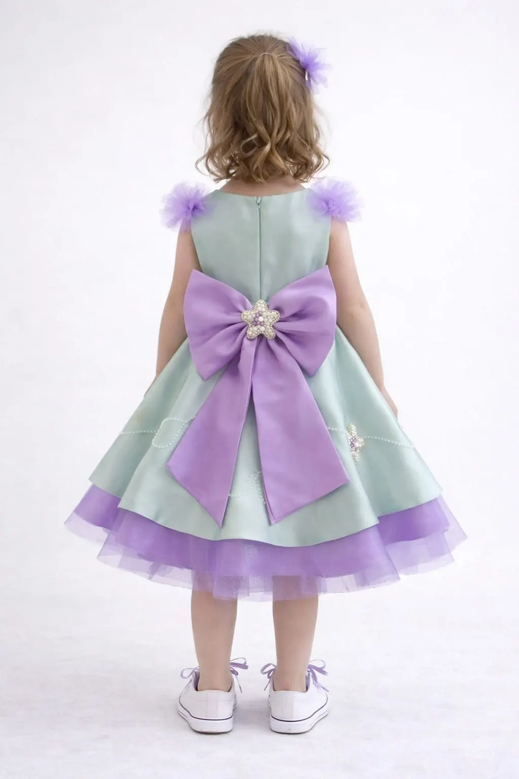 Detalhes de vestido infantil clássico