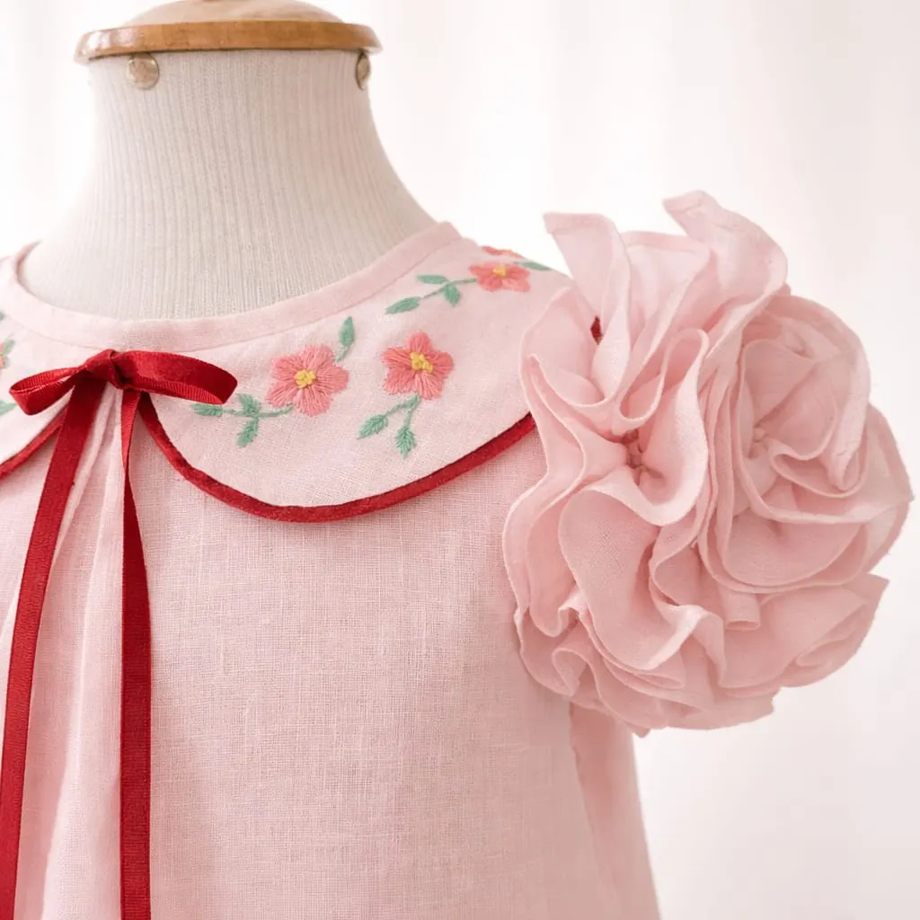 Detalhe de acabamento em vestido infantil